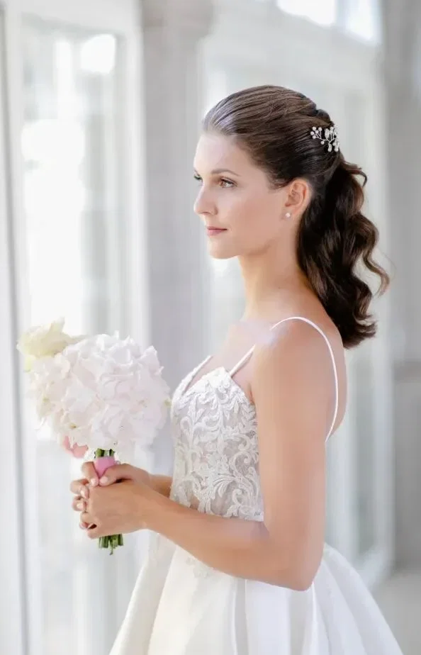 Bruid met witte bruidsjurk en wit bruidsboeket