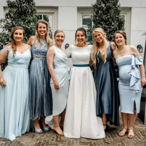 Bruid met bruidsmeisjes.