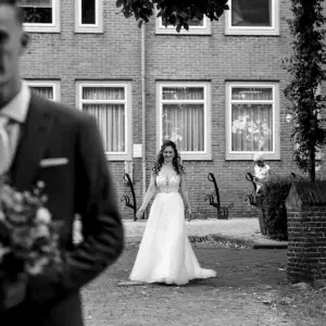 bruidspaar tijdens first look.