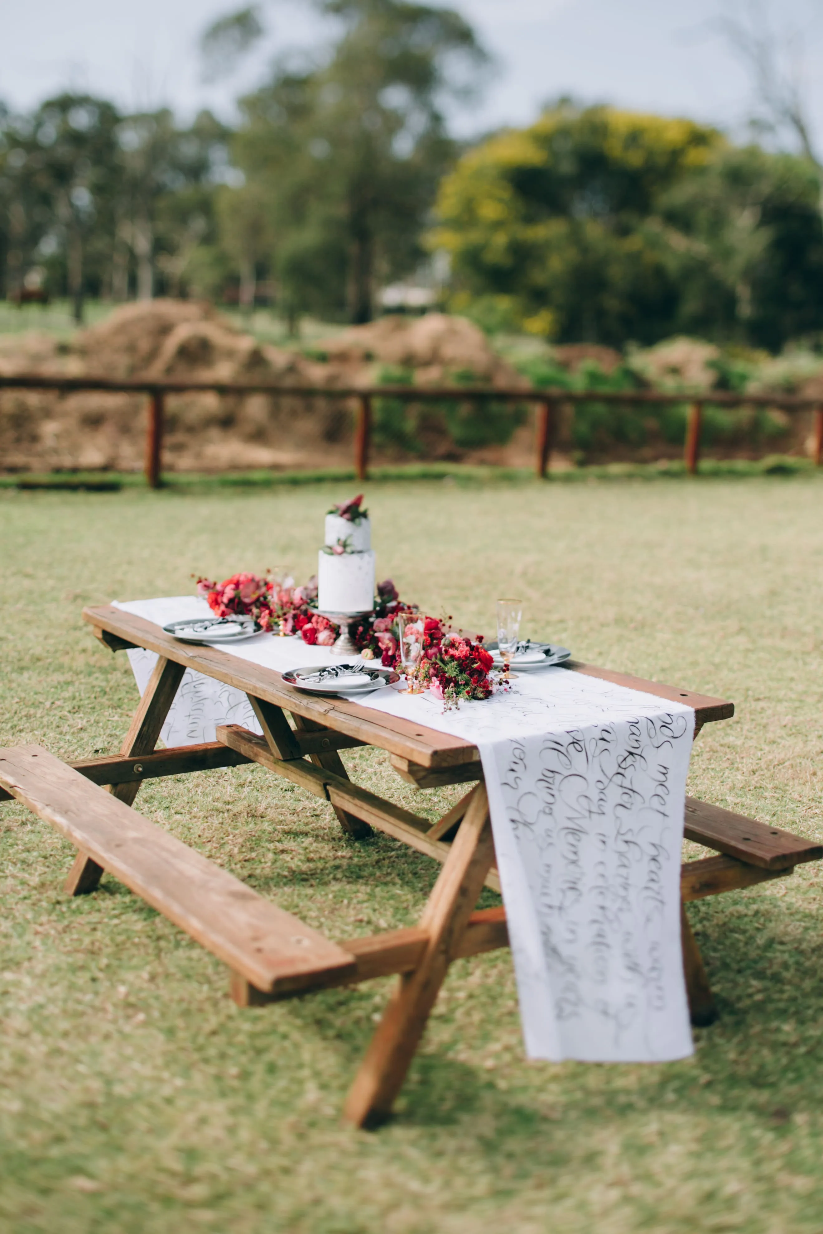 Gedekte picnictafel op boerderij.