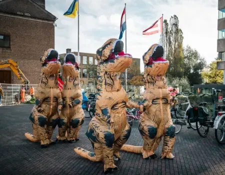 Huwelijksdag met bruidspaar in dinopakken