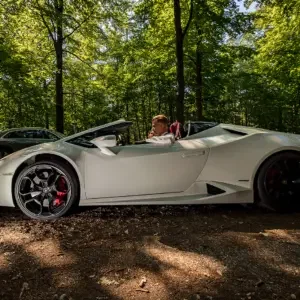 Bruidspaar in luxe sportwagen als trouwauto.