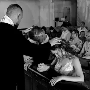 Bruidspaar tijdens kerkdienst.