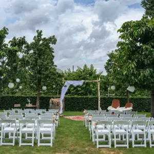 Trouwlocatie in tuin, ceremonie opstelling.