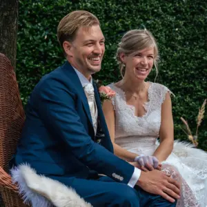 Bruidspaar tijdens ceremonie.