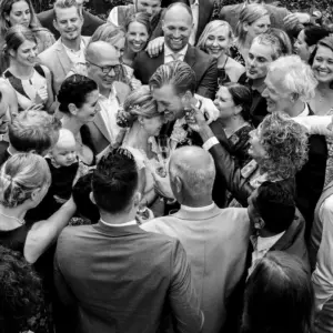 Bruidspaar met hun bruidsgasten.