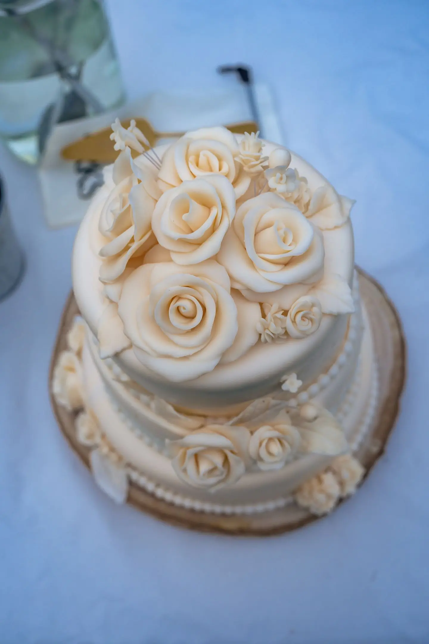 Bruidstaart met prachtige rozen.