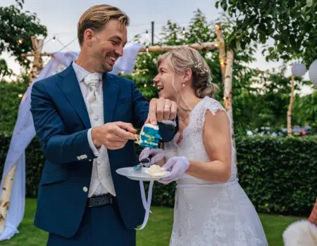 Gender reveal bruidstaart op de trouwdag van Wendy en Willem