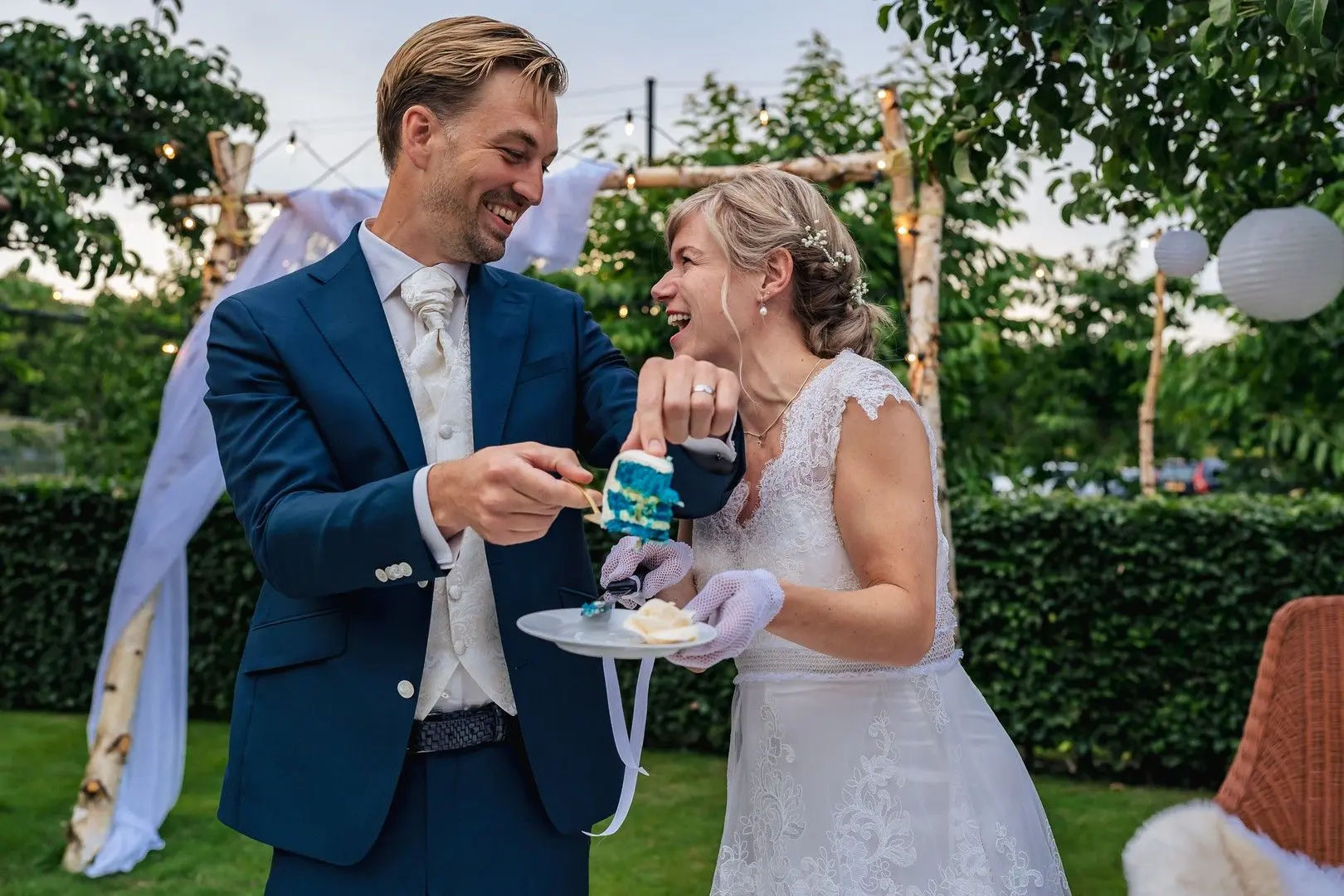 Gender reveal bruidstaart met blauwe binnenkant.