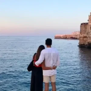 Stel dat uitkijkt over de zee tijdens hun huwelijksreis