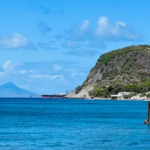Zee en een berg uit St. Eustatius
