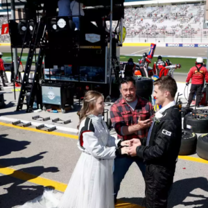 Bruidspaar tijdens 10 seconden bruiloft tijdens NASCAR pitstop.