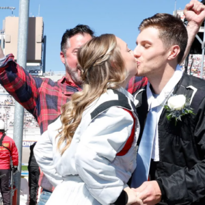 Bruidspaar tijdens 10 seconden bruiloft tijdens NASCAR pitstop.