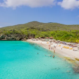 Mooi blauw strand in Curacao