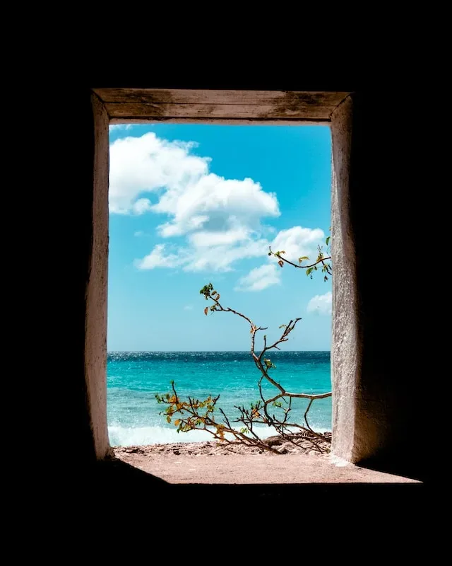 Een gat waar je doorheen kan kijken. Als je dit doet kijk je uit op de zee van Bonaire