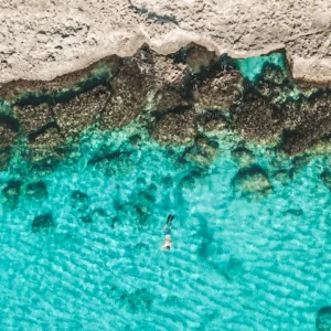 Blauw water bij rotsen