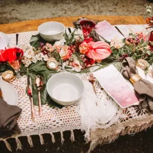 Roze decoratie op een bruiloft