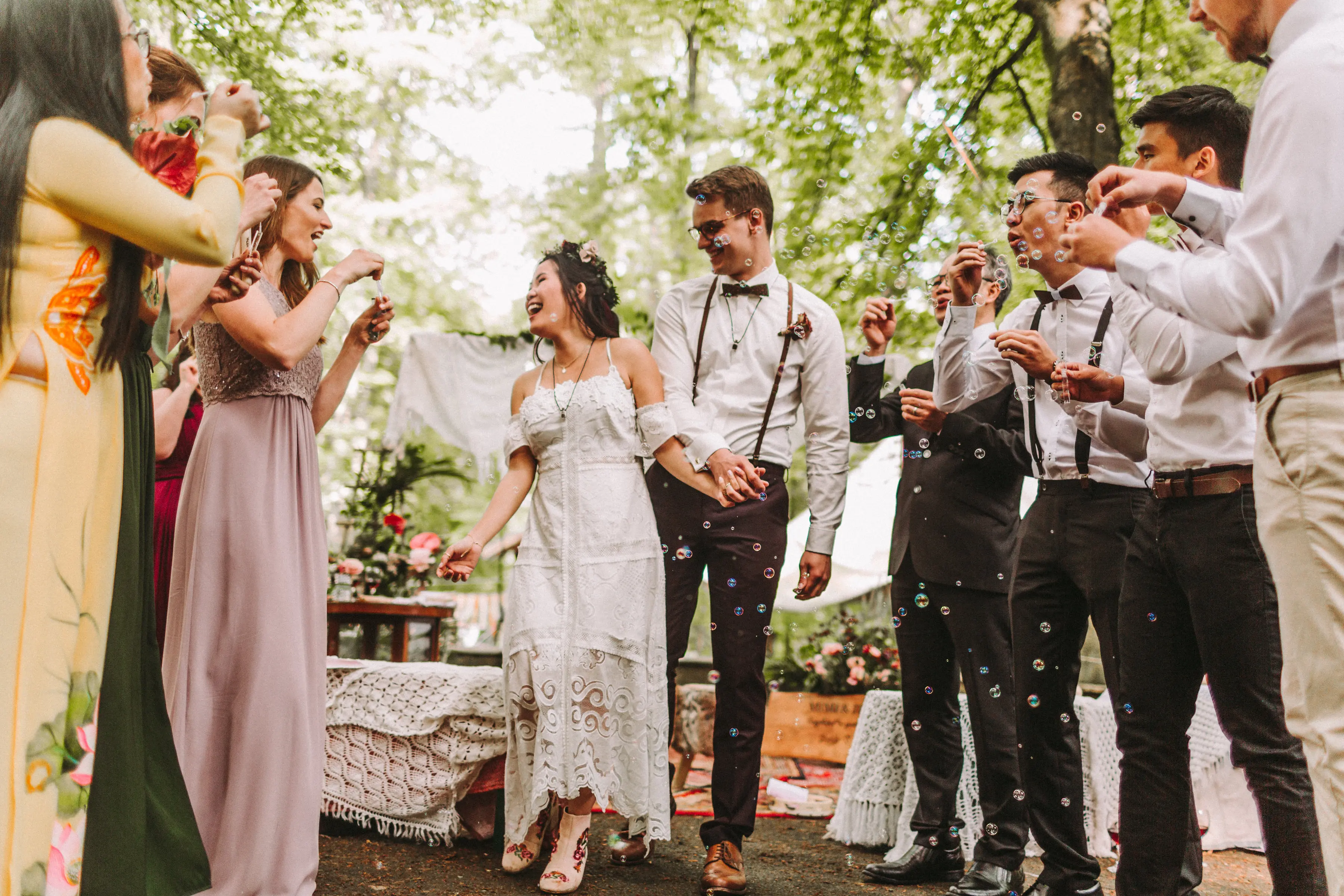 Bruidspaar op hun bruiloft met bellenblaas