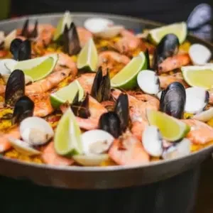 Spaans visgerecht met garnalen en mosselen. 