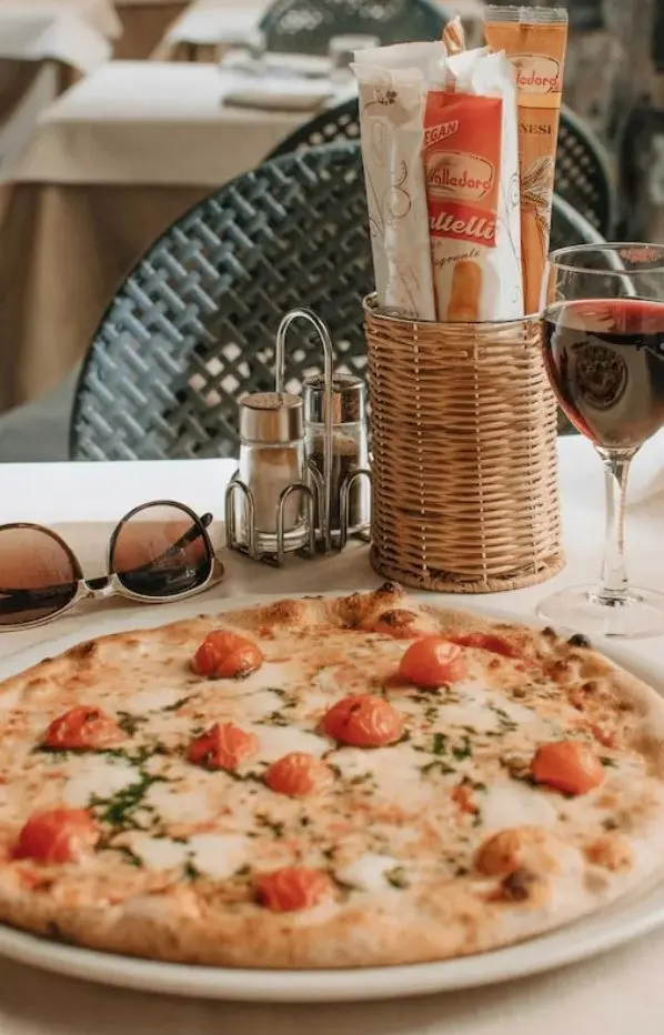 pizza en wijn op terras.