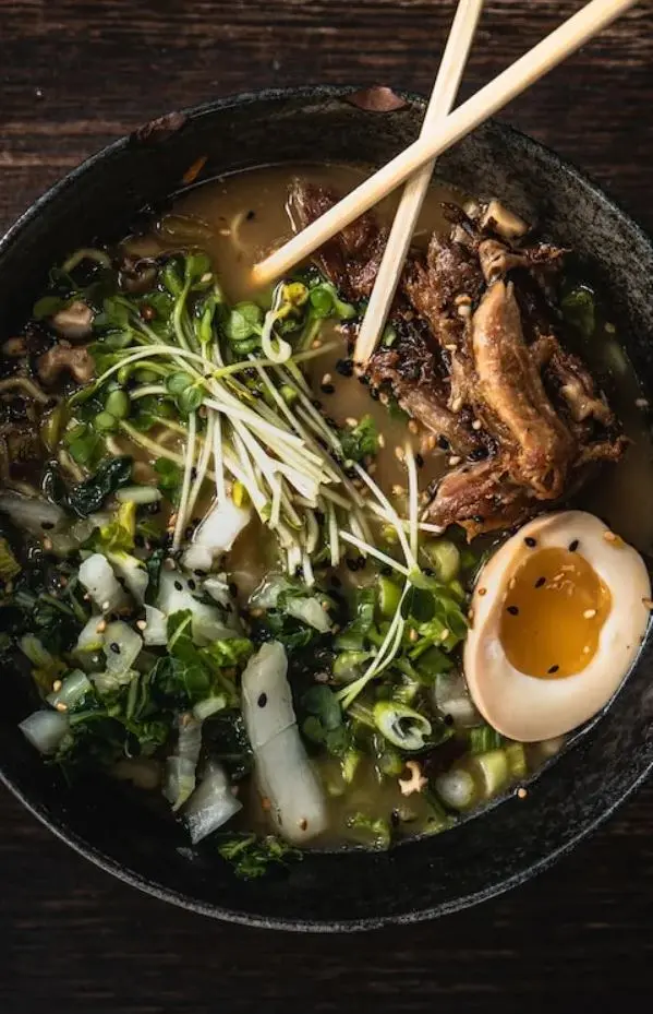 Japanse ramen met noedels, vlees, groenten en een gekookt ei.