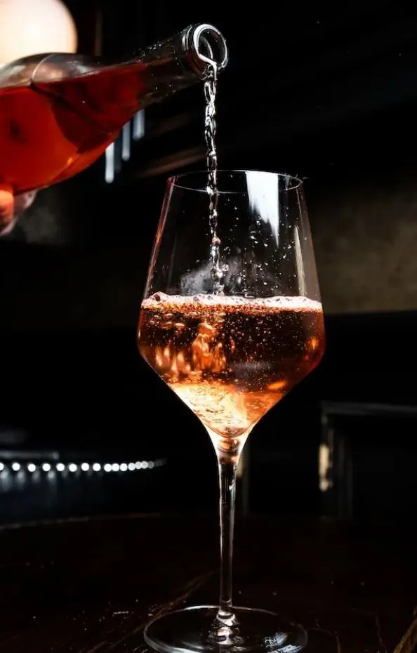 Een glas wijn dat ingeschonken wordt.