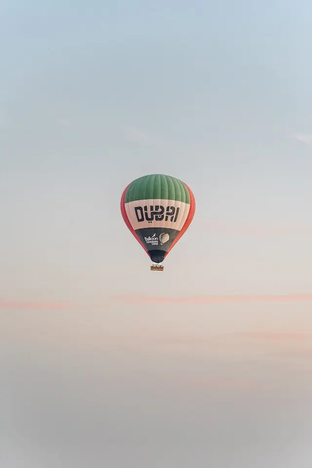 Luchtballon met Dubai erop