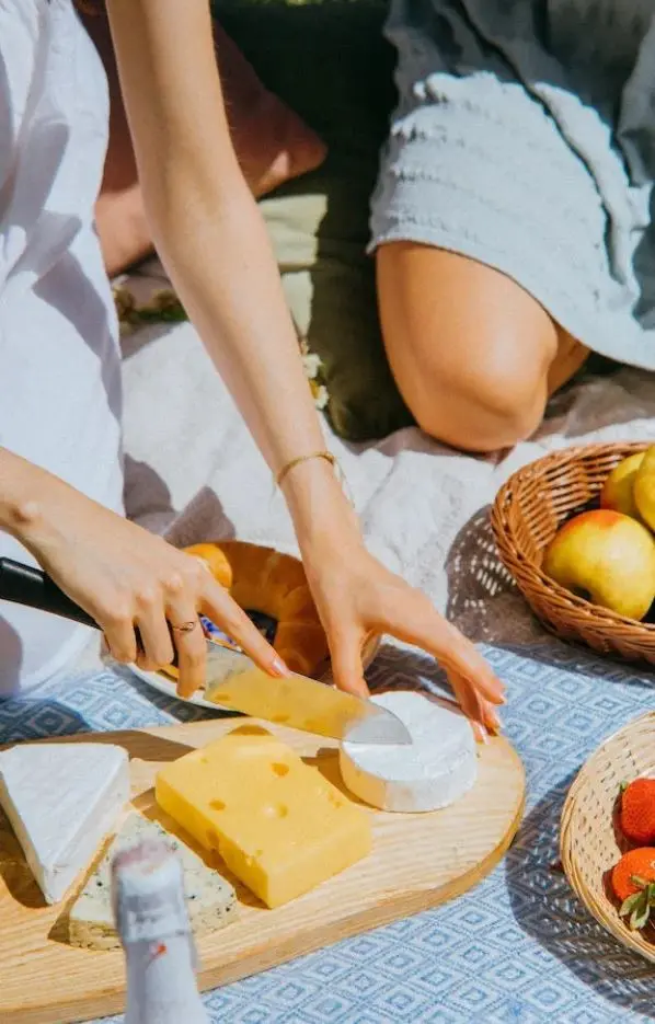Franse kaas snijden tijdens picnick.