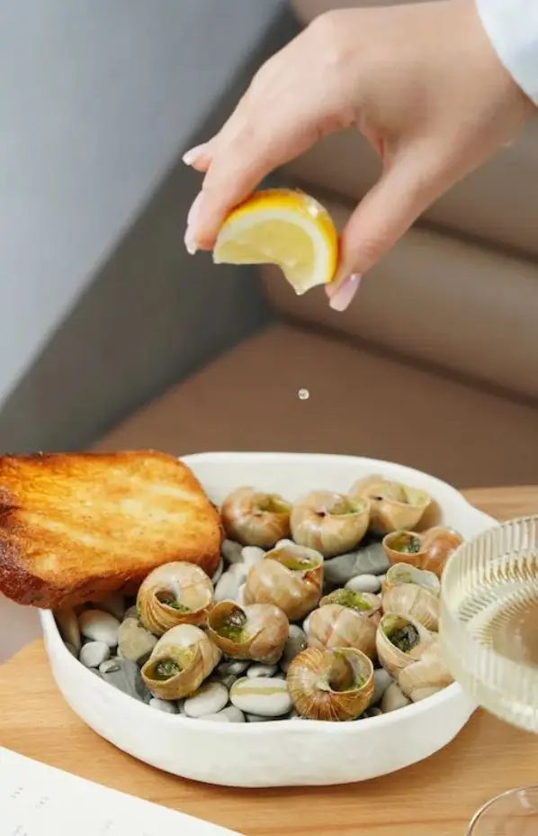 Franse slakken koken, citroen eroverheen doen.