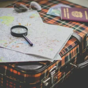 Een koffer met paspoort erop