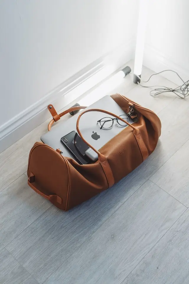 Een grote bagage tas met een laptop erin