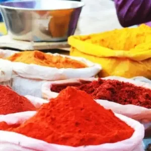 Verschillende kruiden in zakken op specerijenmarkt.