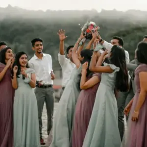 Een bruid die haar bruidsboeket doorgeeft