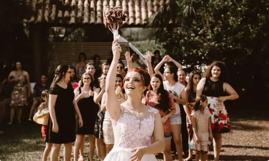 Een vrouw die haar bruidsboeket gooit
