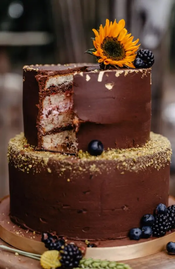 Bruidstaart met gele bloem en bosvruchten
