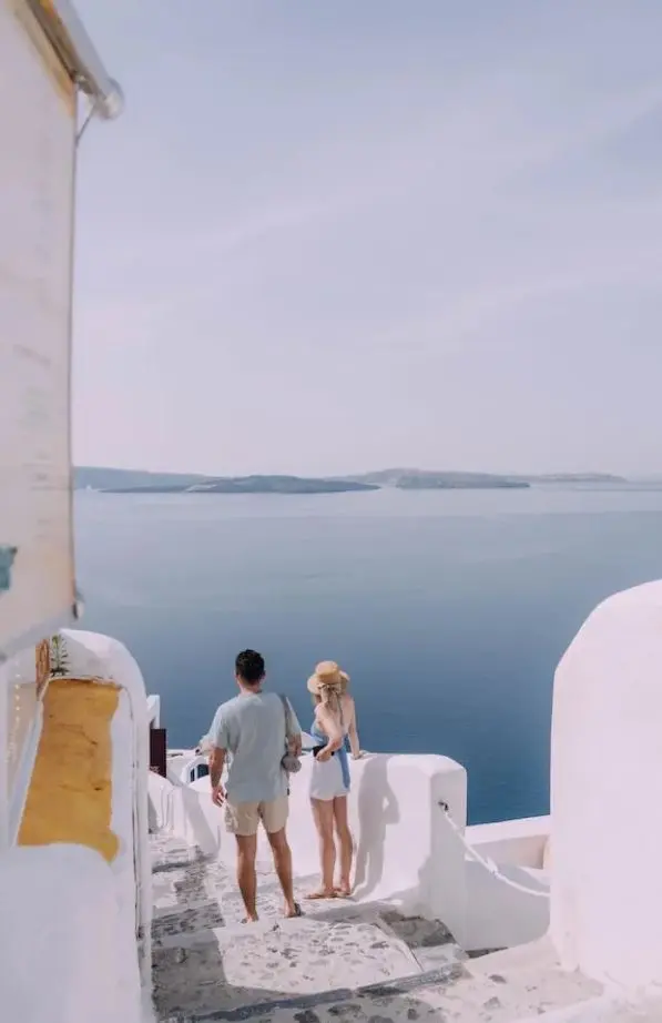 Gelukkig stel op huwelijksreis in Santorini, Griekenland.