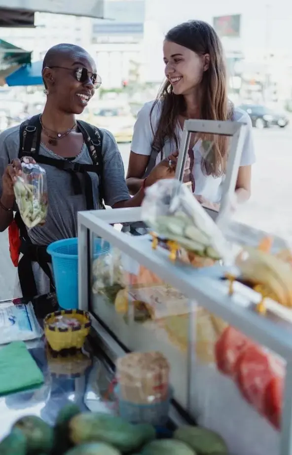 Twee meiden op een markt