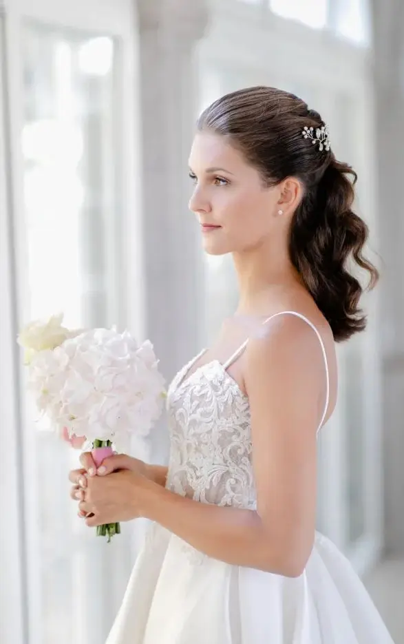 Bruid met witte bruidsjurk en wit bruidsboeket