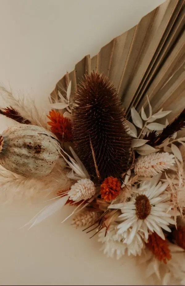 Witte bruidstaart met droogbloemen versiering in de duinen