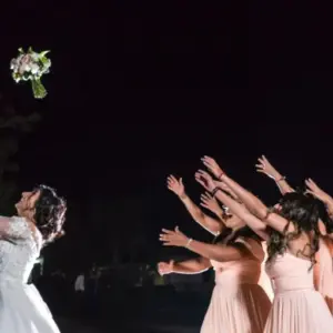 Bruid die haar bruidsbloemen gooit