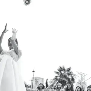 Bruid die haar bruidsboeket gooit, zwart wit foto