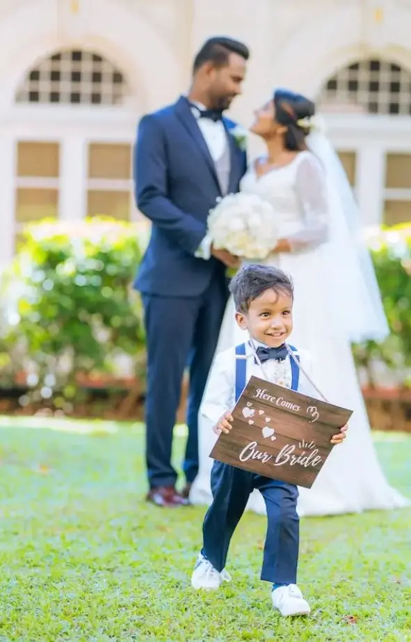 Gelukkig bruidspaar met bruidsjonker in matching outfit.
