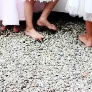 voetjes van spelende kinderen in nette kleding op bruiloft.