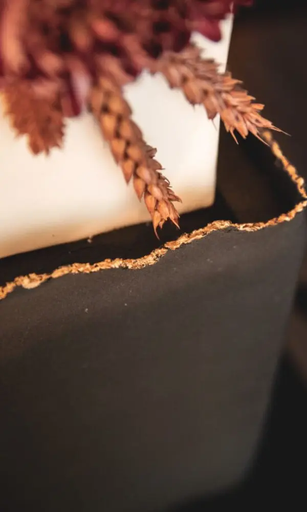 Details herfst-achtige trouwtaart. Zwart met wit en goud.