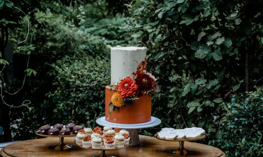 Trouwtaart met bloemen, herfstlook.