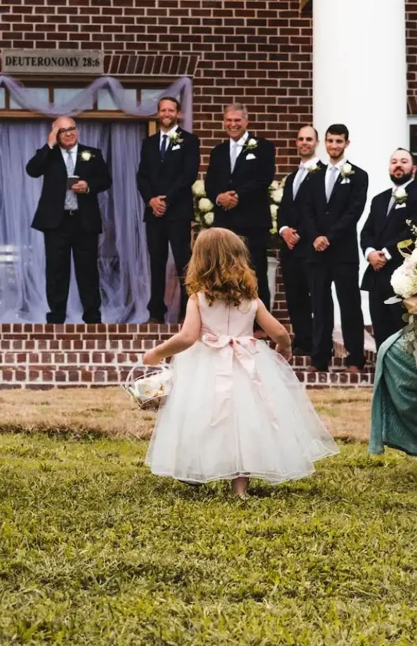 Bloemenmeisje op bruiloft.