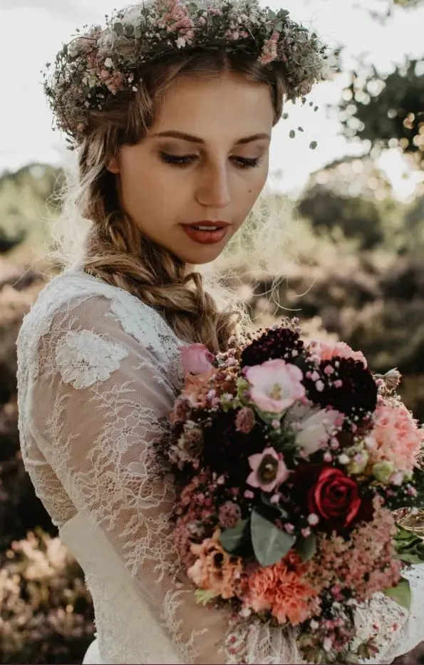 Bruid met bloemenkrans en bruidsboeket