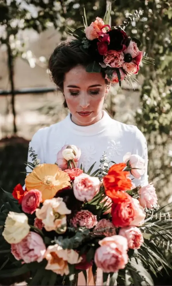 Bruid met bloemen in haar haar en een bruidsboeket