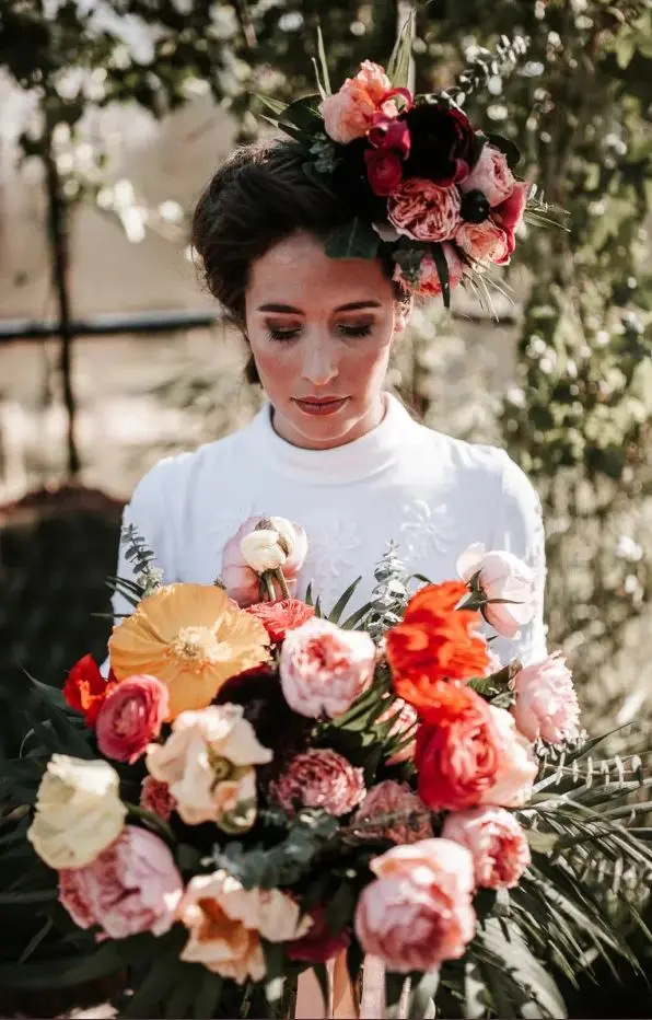 Bruid met bloemen in haar haar en een bruidsboeket