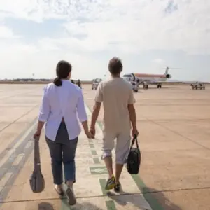 Koppel dat naar een vliegtuig loopt